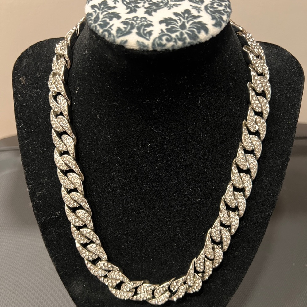 Iced 18K White Gold 13mm Cuban Chain
necklaceSize: 18"